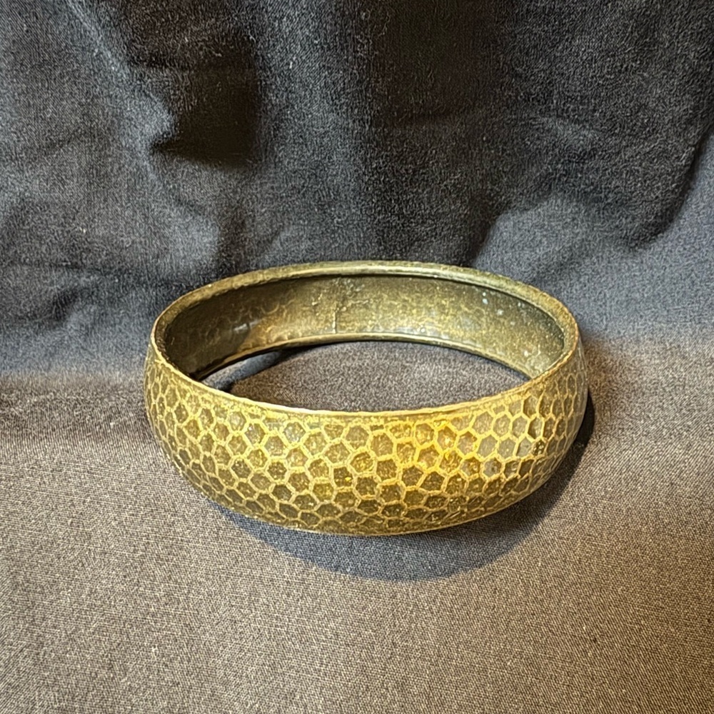 Elegant Gold Bracelet with Intricate Textures - Picture 2 of 11